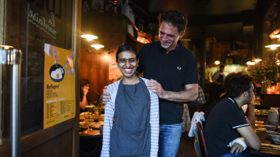 Nitharshini, un chef réfugié de Sri Lanka (à g.), pendant l'édition 2017 du Refugee Food Festival. 