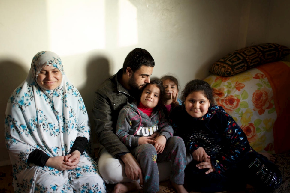 يشعر محمد وزوجته بالارتياح لأن ابنتيهما قادرتان على الذهاب إلى المدرسة. تقول نور: "مع التربية والتعليم، يمكنك تحقيق أحلامك".