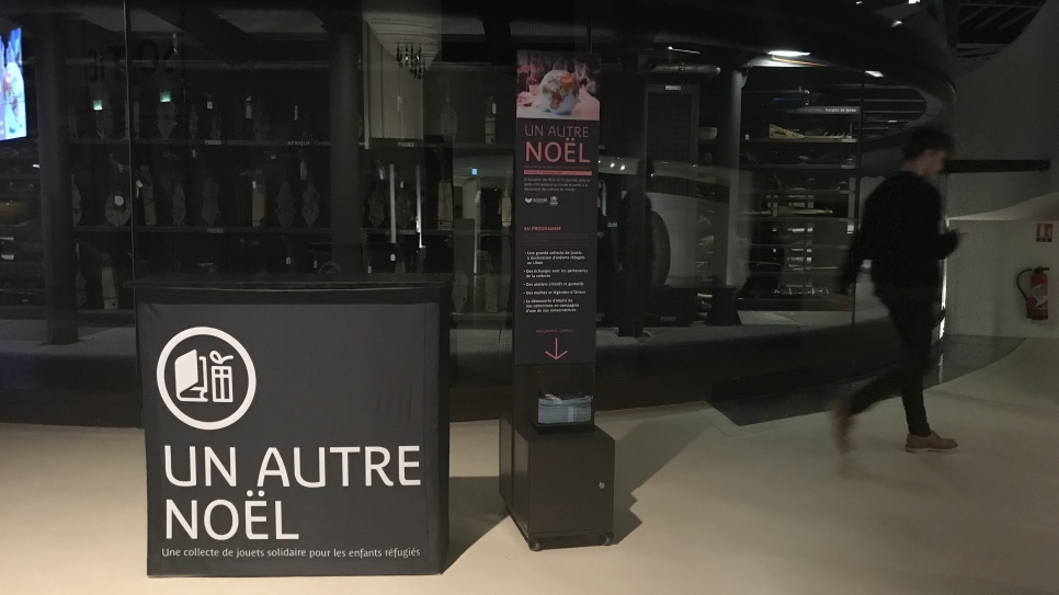 "Un autre Noël" est une collecte de jouets solidaire qui s'est déroulée au Musée du Quai Branly à Paris le 27 décembre. L'opération est un partenariat entre le Musée, le HCR et Aviation Sans Frontières pour distribuer des jouets donnés à des enfants syriens réfugiés au Liban.