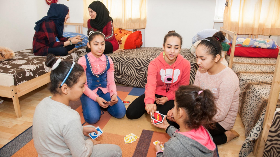 Le plaisir de jouer et de partager des filles Al-Bashawat dans leur nouveau logement de Vienne, après conclusion du processus de regroupement familial. 