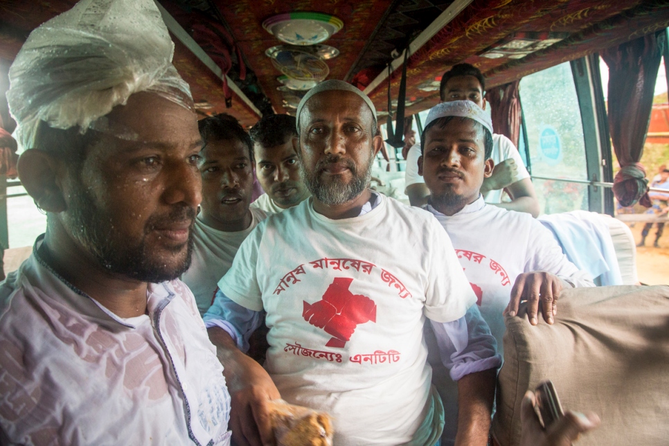 Bangladesh. Generous donors give aid to Rohingya