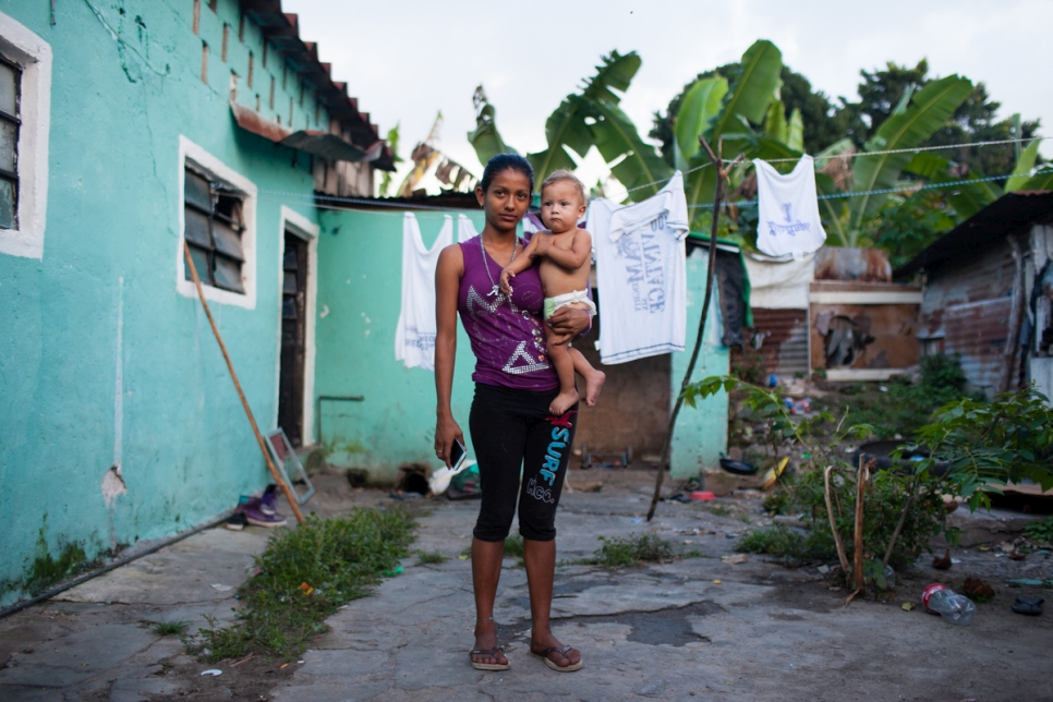 Genesis Cerrato, 16 ans, tient dans les bras son fils âgé d'un an. Avec toute sa famille, elle a fui les violences dans son pays natal, le Honduras. 