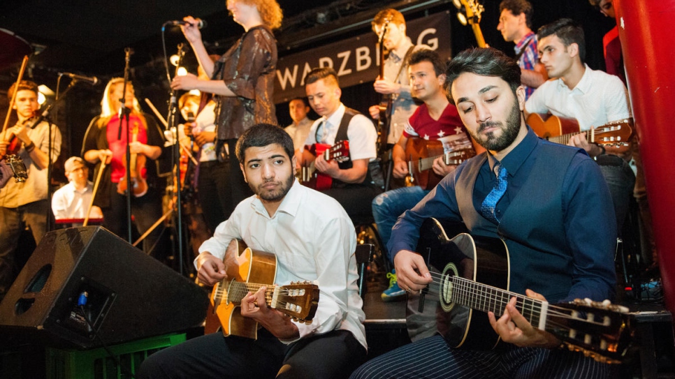 The first Unisono joint concert featuring refugees and music students gets under way at the Schwarzberg music pub in Vienna.