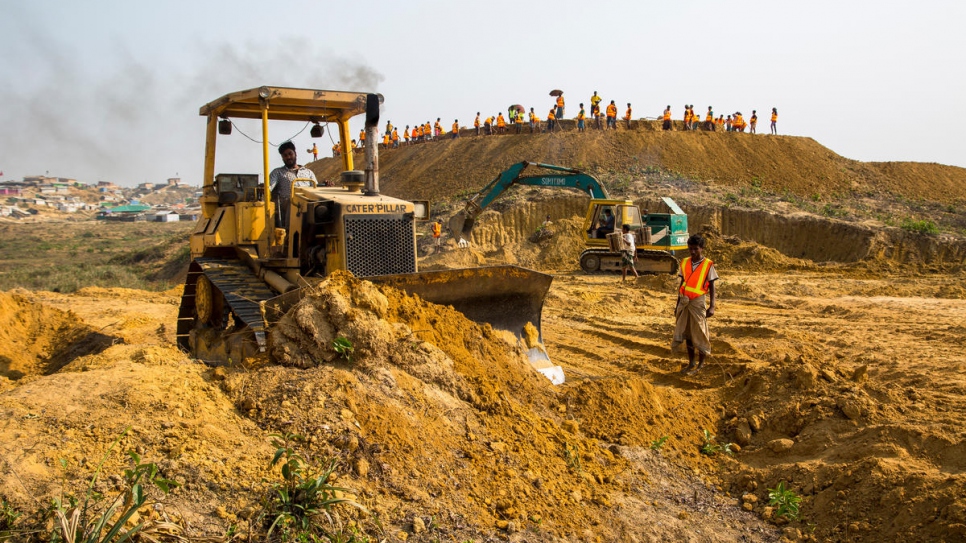 Levelling work gets under way in a 123-acre site west of the current boundary of Kutupalong refugee settlement, in a project backed by UNHCR, IOM and WFP. 