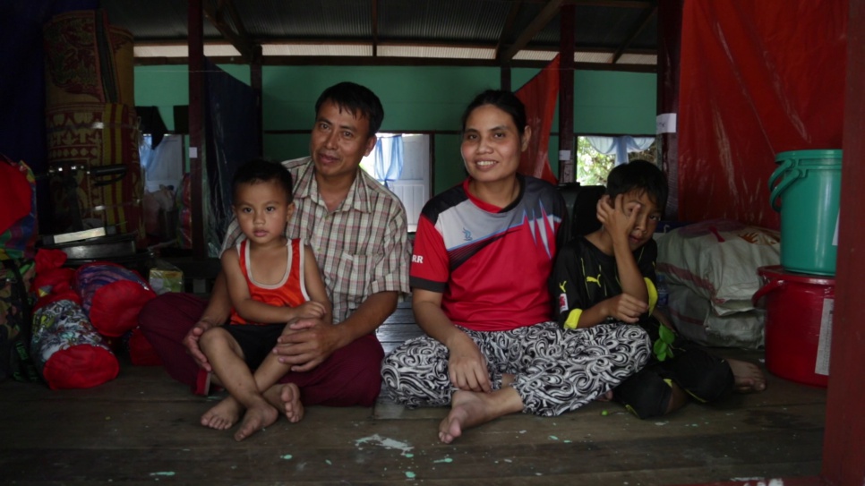 Myanmar: Refugees return home from Thailand