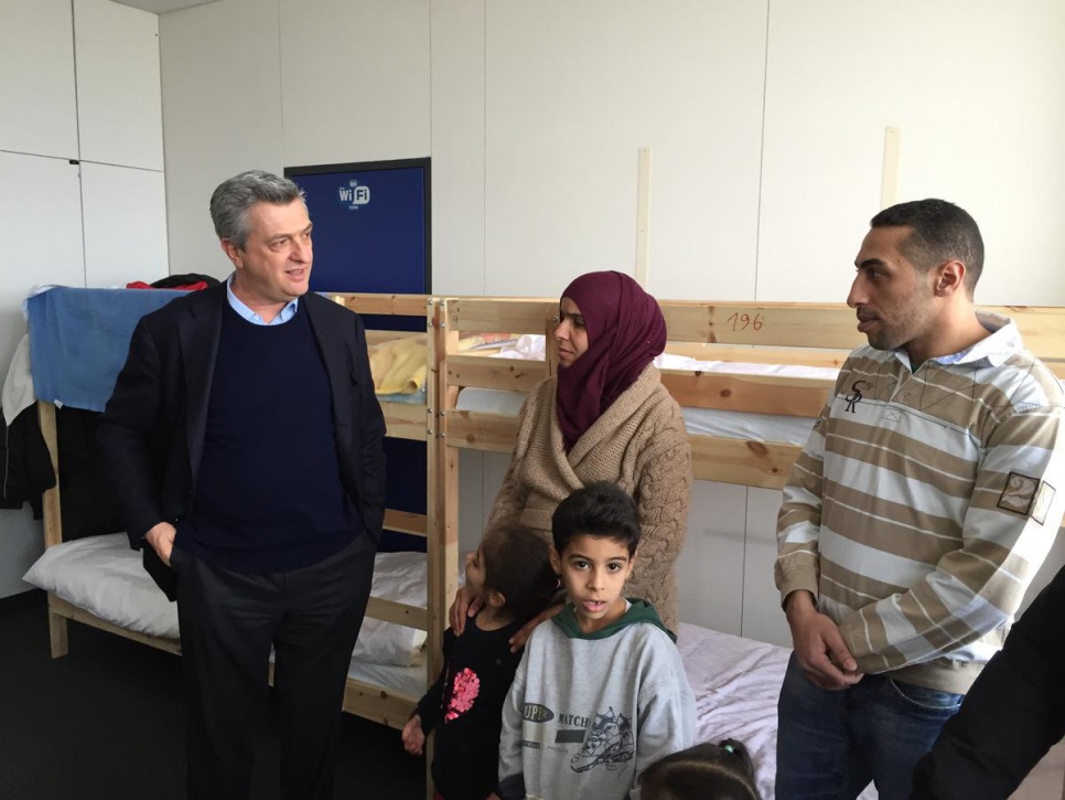 Grandi meets with Syrian refugees at Berlin reception centre 