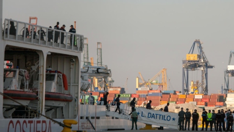 Los primeros migrantes del Aquarius bajándose del barco italiano Dattilo, al cual se habían transferido.