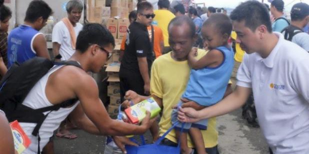 Distribution of relief items to Typhoon Haiyan survivors in Tacloban, Philippines