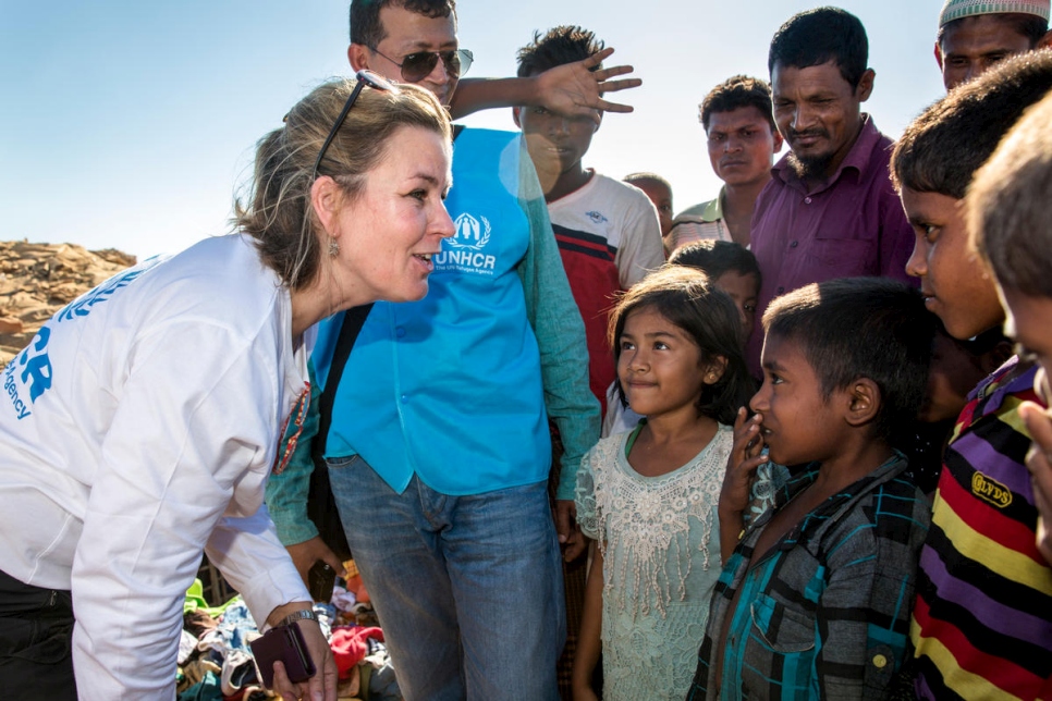 La Haut-Commissaire adjointe du HCR, Kelly T. Clements, rencontre des réfugiés rohingyas au cours d'une visite dans le camp de Kutupalong, au sud-est du Bangladesh. 