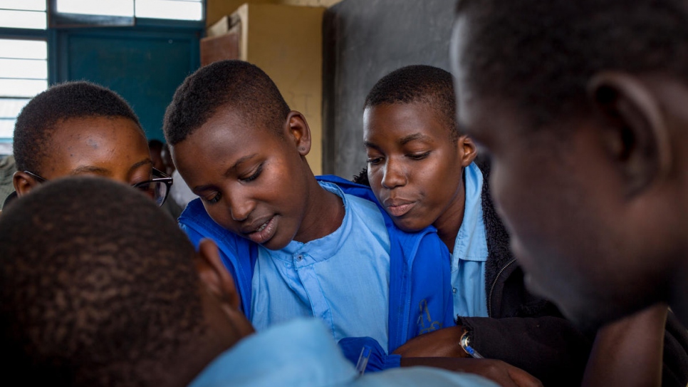 Le Collège Paysannat L relève d'un programme public d'intégration des réfugiés et des communautés hôtes, issu d'un partenariat entre les autorités locales et l'Agence des Nations Unies pour les réfugiés.