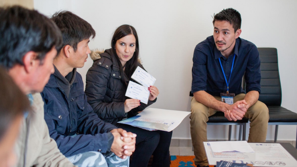 Ali-Sher Kashimi, 22 ans, est un interprète qui travaille avec l'Agence pour le développement (HAD) à Héraklion.  Il permet aux réfugiés de surmonter les difficultés linguistiques à leur arrivée. 