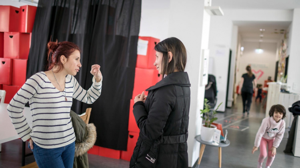 La formatrice Rita Butman (à gauche) discute avec une étudiante à l'issue d'une formation à l'école ReDI. 