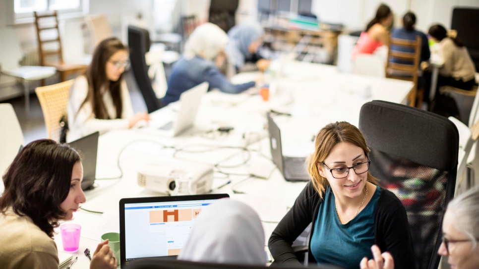 Une discussion entre des femmes qui participent au programme de formations numériques de l'école ReDI, à Berlin. 