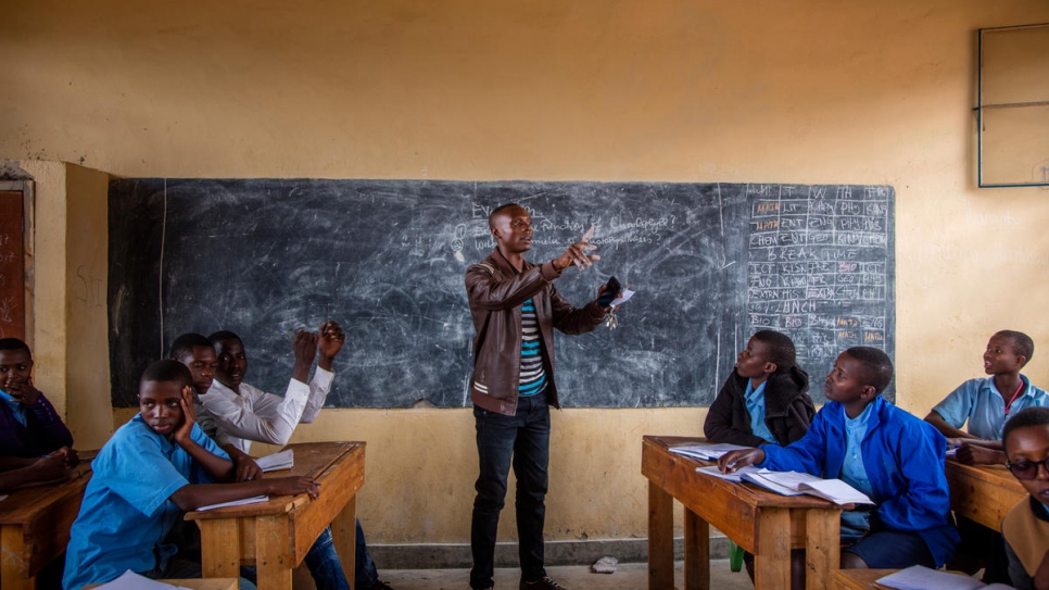 Students together in class in Paysannat L School. 80 per cent of the students are Burundian refugee children and 20% are from the Rwandan host community.