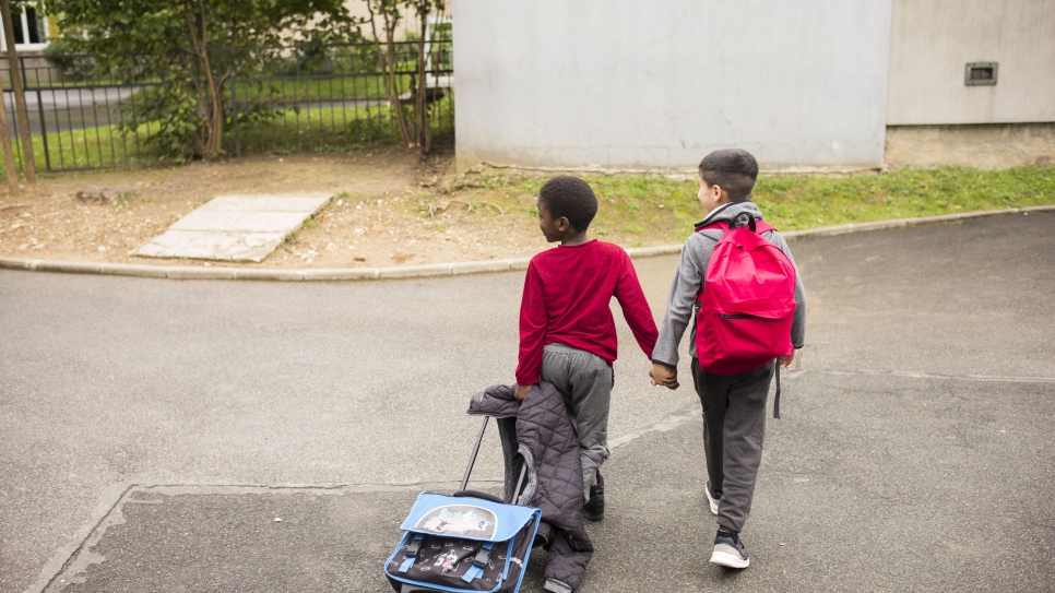 Ibrahim va à l'école depuis la rentrée 2017 à Epinay-sous-Senart en France. Le matin, il étudie pendant une heure dans une classe spéciale pour allophones avec d'autres enfants étrangers.