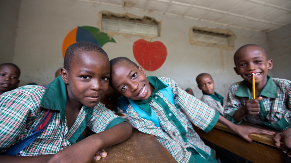 Ayuba Mustapha, 8 años, su mejor amigo Adam Alhaji, 8 años, y Abubakar Muhammed, 8 años, dicen que les encanta aprender en la Escuela de la Fundación <em>Future Prowess</em> (I), Maiduguri, estado de Borno, Nigeria.