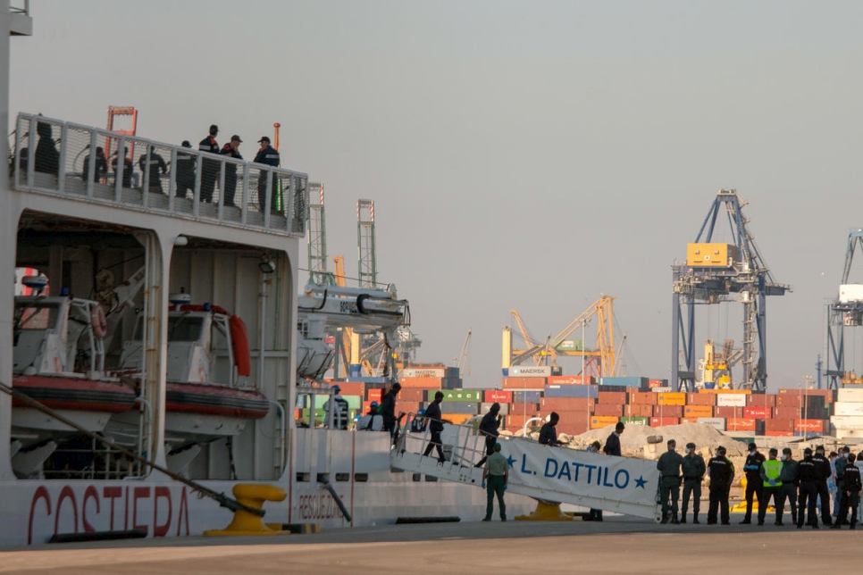 Un premier groupe de migrants de l'Aquarius arrive au port de Valence à bord du navire italien Dattilo où ils avaient été transférés.