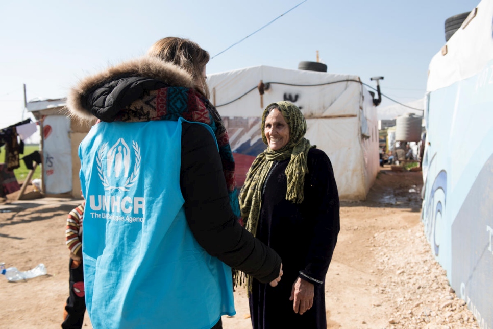 Une réfugiée syrienne s'entretient avec une employée du HCR au sujet des allocations d'aide en espèces, dans le district de Zahle, gouvernorat de la Bekaa, Liban. 