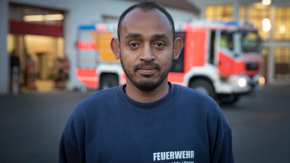 Yousouf, 37 ans, se tient devant la caserne de pompiers de la ville de Fürstenwalde, dans l'est de l'Allemagne, qu'il a récemment rejoint en tant que bénévole. 