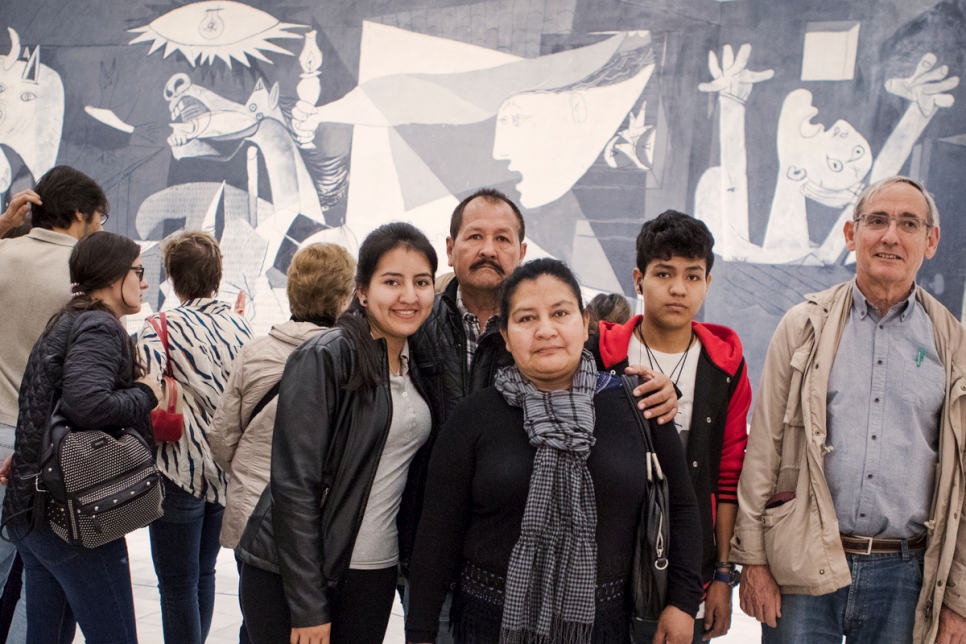 Le mentor espagnol José Maria Zamarrón (à droite) avec la famille réfugiée colombienne qu'il parraine, Jose Ricaute, sa femme Nelly et deux de leurs enfants, devant le Guernica de Picasso. 