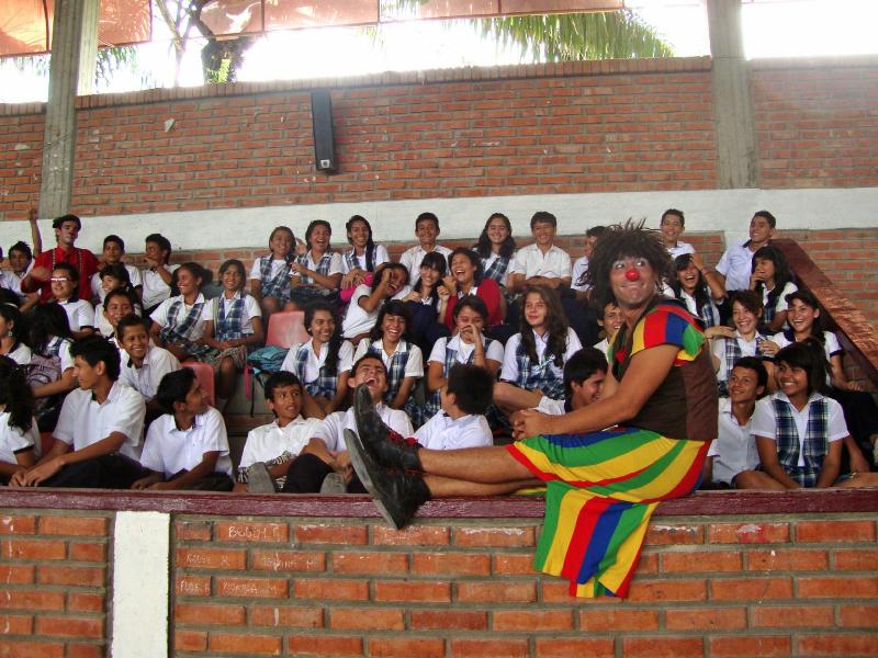 Los Payasos Sin Fronteras con estudiantes del colegio en Puerto Nariño, una institución educativa que recibe estudiantes de muchos lugares rurales fronterizos con Venezuela.