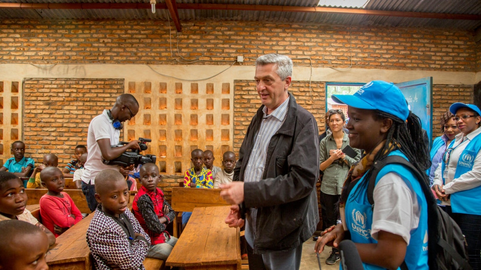 Filippo Grandi s'entretient avec des enfants réfugiés congolais dans une école du camp de réfugiés de Musasa, au nord du Burundi. 