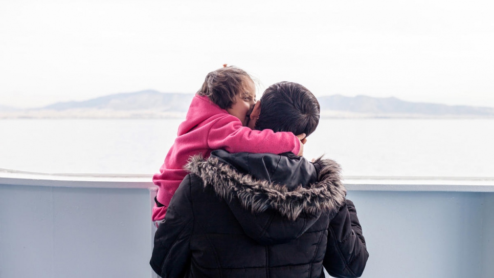 Mohamad Alhajer con su hija María de 4 años en el ferry Nissos Chios que les lleva desde la isla de Samos a una nueva vida en Grecia continental.