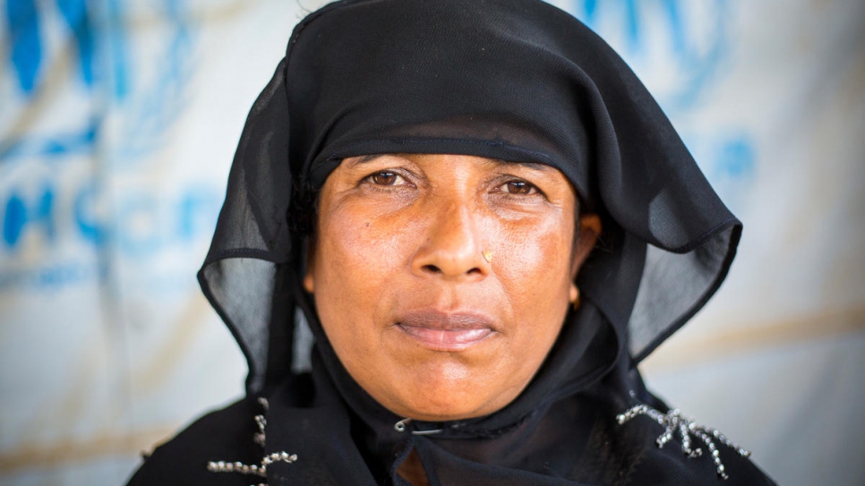 Rehena Begum, âgée de 45 ans, est photographiée dans le  centre d'information du HCR, au camp de réfugiés de Kutupalong, au Bangladesh. 