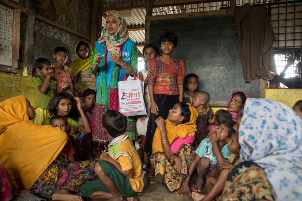 شيرين أكتار تتحدث إلى مجموعة من الأطفال الروهينغا الذين تم نقلهم إلى مخيم كوتوبالونغ للاجئين، بنغلاديش. 