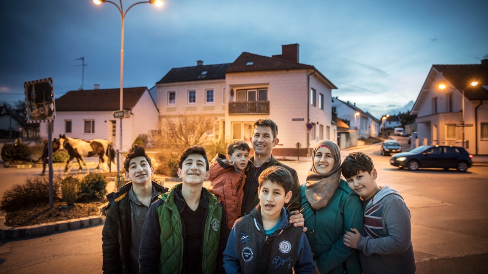 Ahmad Mansour y su mujer Sara están criando a sus tres hijos Feras (12 años), Nabil (11) y Sohaib (3) y también a sus dos sobrinos, Abdullah (17) y Mostafa (15) en Austria.