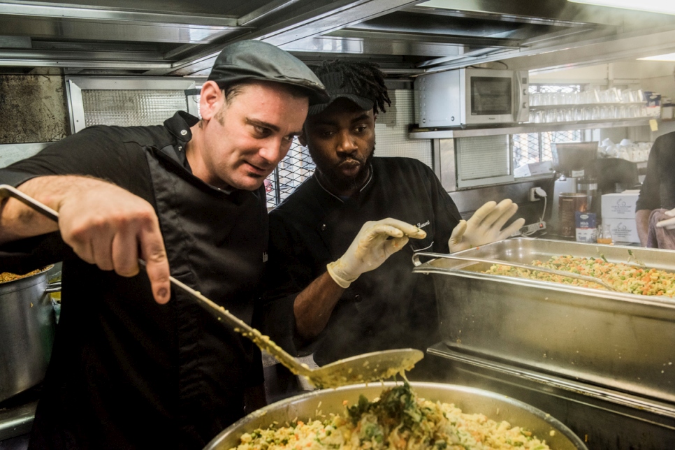 El chef nigeriano Eze, a la derecha, prepara un festín de sabores.