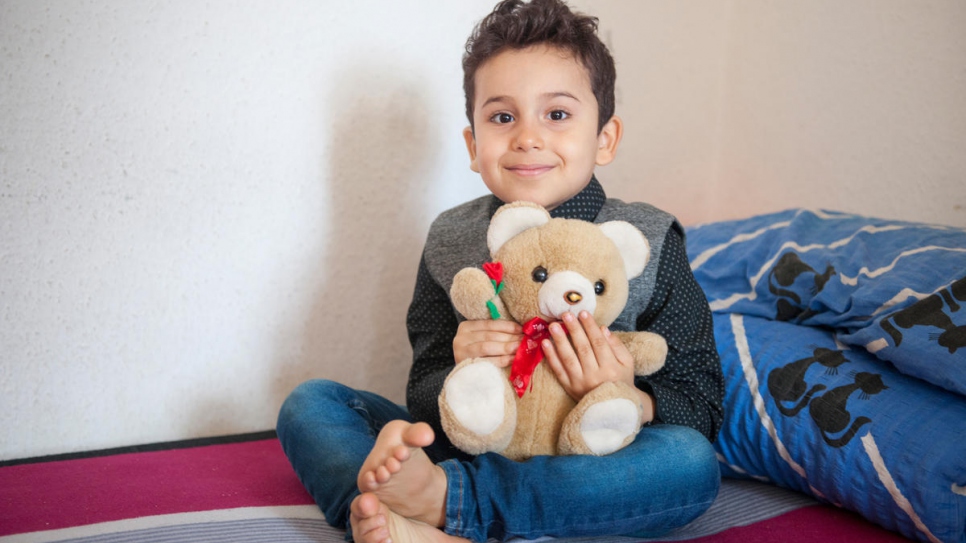 Después de la separación de su padre, el pequeño Ali, de 5 años, se ha reunido con él en Viena, junto con su madre y sus siete hermanas.