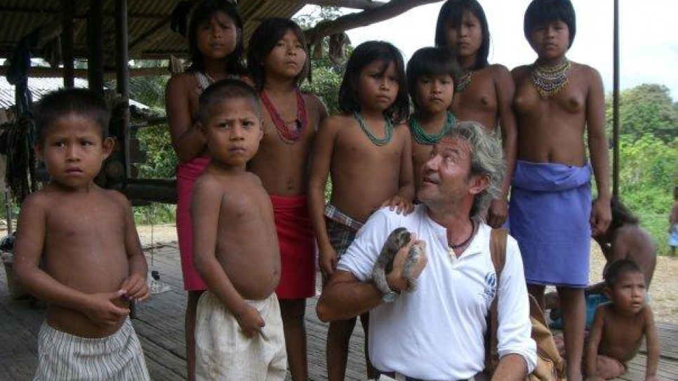 Roberto Mignone visitó una aldea Emberá, en la región de Chocó, durante su periodo como representante adjunto en Colombia. Esta aldea estaba amenazada por la inseguridad.