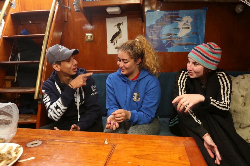 Los adolescentes conversan bajo cubierta a bordo del yate Spirit of Oysterhaven.