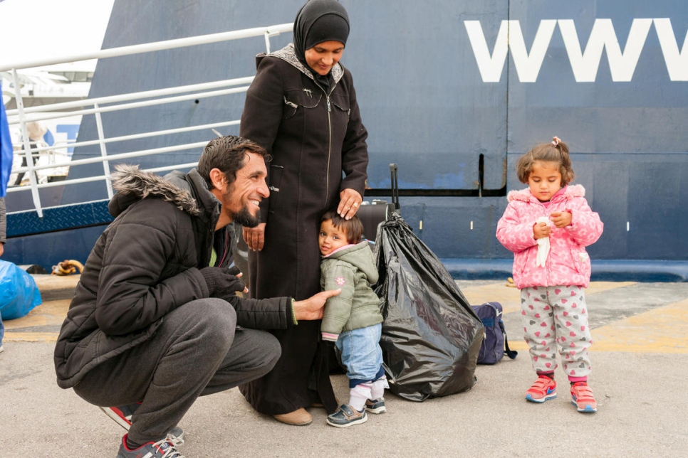 Greece. ESTIA programme transfers family from Samos to mainland