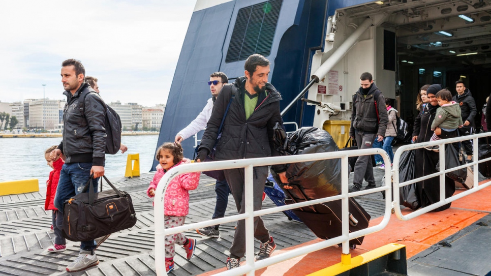 Mohamad Alhajer et les membres de sa jeune famille arrivent dans le port du Pirée après leur transfert depuis l'île grecque de Samos.