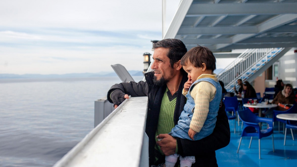 Mohamad Alhajer et sa fille Khadija, âgée de 2 ans, à bord du ferry qui les transfère de l'île de Samos vers le continent grec.