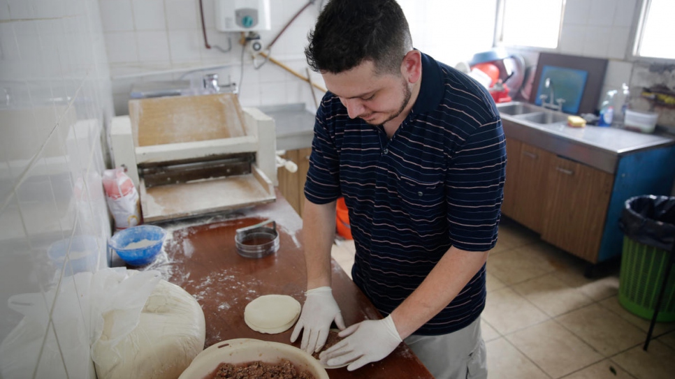 Tony prepara empanadas en la cocina de la comida Habibi para llevar en Córdoba, Argentina.