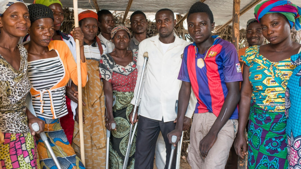 The "Dufashanye" association set up a workshop in Lusenda refugee camp in a makeshift hut where Burundian refugees with disabilities melt metal.