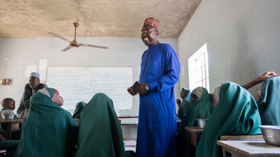 Mustapha s'entretient avec les élèves de l'une des classes du cycle moyen de son École de la Fondation islamique des prouesses futures à Maiduguri, au Nigéria. 