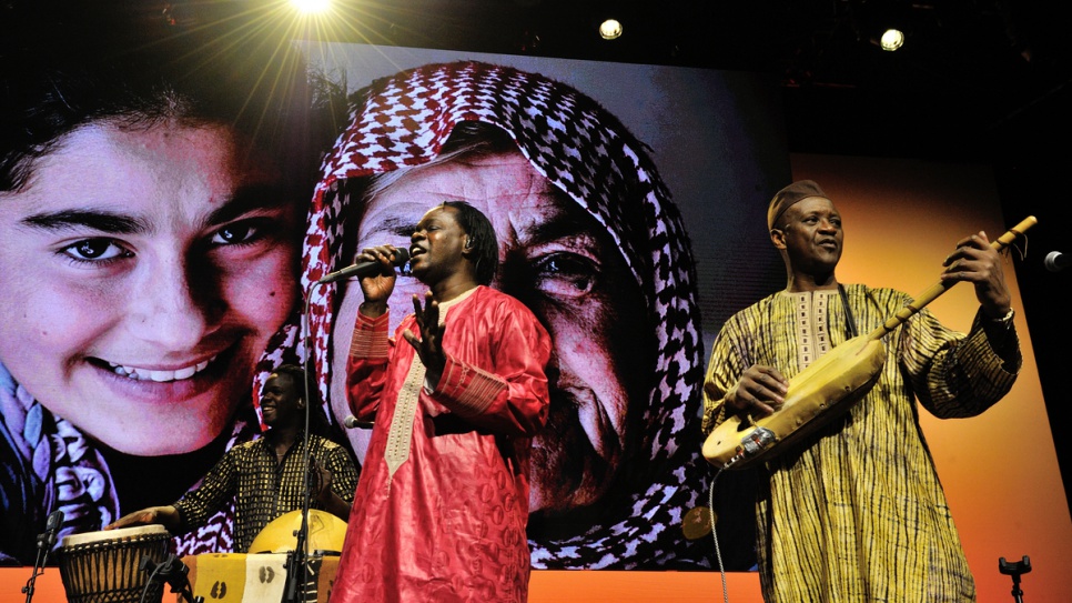 Le chanteur et guitariste sénégalais Baaba Maal chante lors de la cérémonie. 