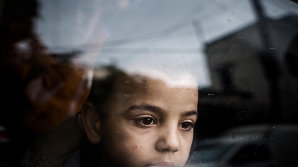 Mohammad regarde par la fenêtre dans la banlieue de Beyrouth, au Liban. 