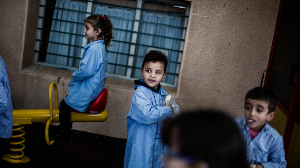 Mohammed joue avec ses camarades de classe de l'Institut du Père Andeweg pour les sourds (FAID), dans la banlieue de Beyrouth, au Liban 