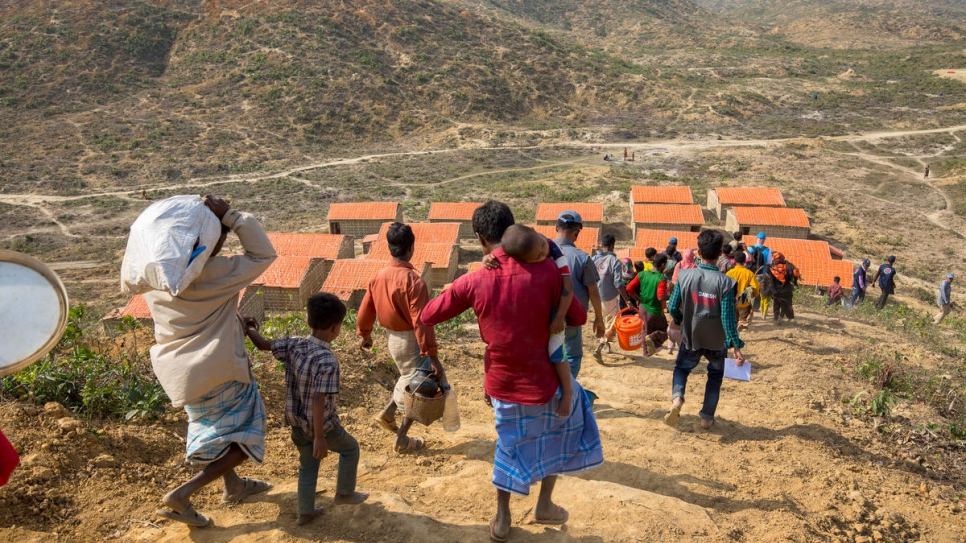 Las primeras de las 360 familias identificadas como vulnerables a las inundaciones por monzón y riego se trasladan del campamento 7 al campamento 17 en Kutupalong.