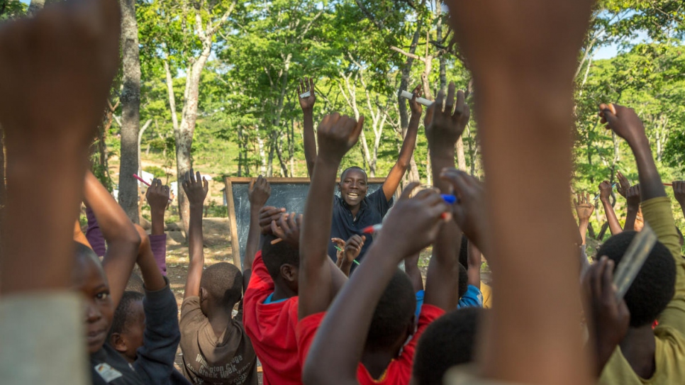 Más del 70% de los estudiantes de los campamentos de Nduta, Nyarugusu y Mtendeli tiene que estudiar al aire libre.