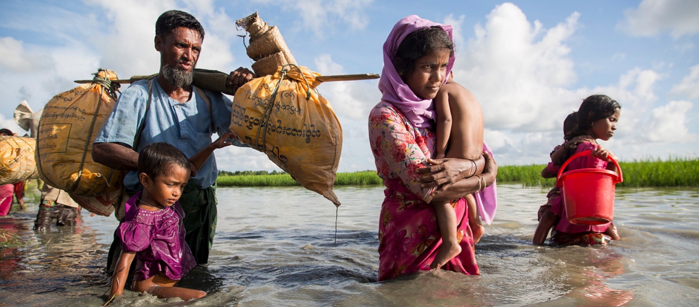 Une famille rohingya passe la frontière en traversant une rivière à pied depuis le Myanmar vers le Bangladesh, près du village d'Anzuman Para, à Palong Khali.