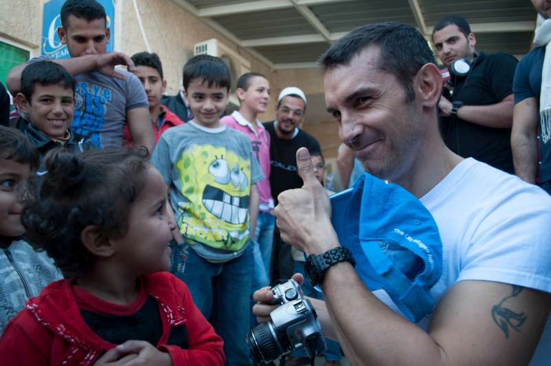 L'Ambassadeur de bonne volonté du HCR Jesús Vázquez se fait de nouveaux amis parmi de jeunes réfugiés syriens dans un centre d'enregistrement à Amman, la capitale jordanienne. 