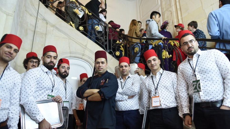 Mohammad El Khaldy (de negro) con el equipo que ha preparado las especialidades de Oriente Medio para el desfile de Kenzo en París.