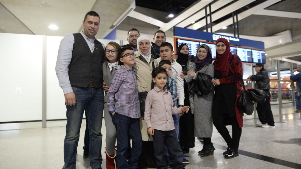 El ex chef de la televisión siria Mohammed El Khaldy (izquierda), 36 años, se reúne con su madre (en el centro) por primera vez después de cuatro años, en el aeropuerto Charles De Gaulle de París.
