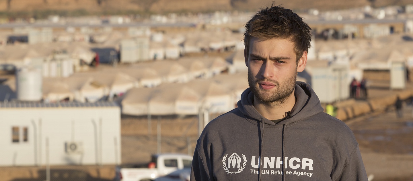 « Bonjour. Je suis Douglas Booth. L'année dernière, je me suis rendu sur l'île grecque de Lesbos avec le HCR et j'ai rencontré des réfugiés qui pensaient qu'ils n'avaient pas d'autre solution que d'entreprendre la dangereuse traversée de la mer pour trouver un avenir plus sûr en Europe. Je souhaitais mieux comprendre la situation à laquelle sont confrontées des personnes dans le monde entier qui sont contraintes de fuir leur pays à cause des conflits. Je suis venu ici en Iraq pour rencontrer des réfugiés syriens et des Iraquiens récemment déplacés à cause des combats qui sévissent à Mossoul – dont 10 000 vivent aujourd'hui dans le camp de Hasamsham derrière moi. Je posterai des photos et des récits de ma visite ici sur Instagram et je serais ravi que vous vous joigniez à moi pour ce voyage ». 